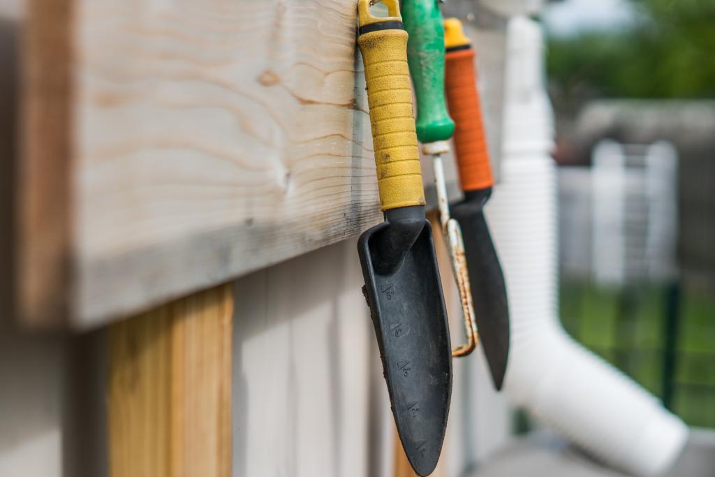 Use the correct gardening tools