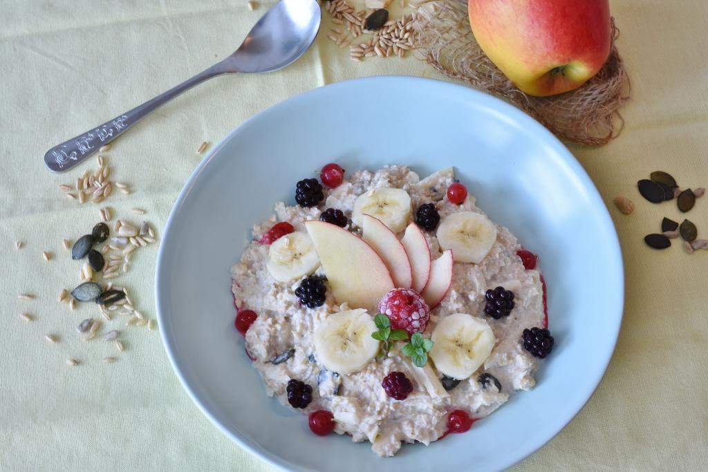 Healthy porridge bowl with fruit